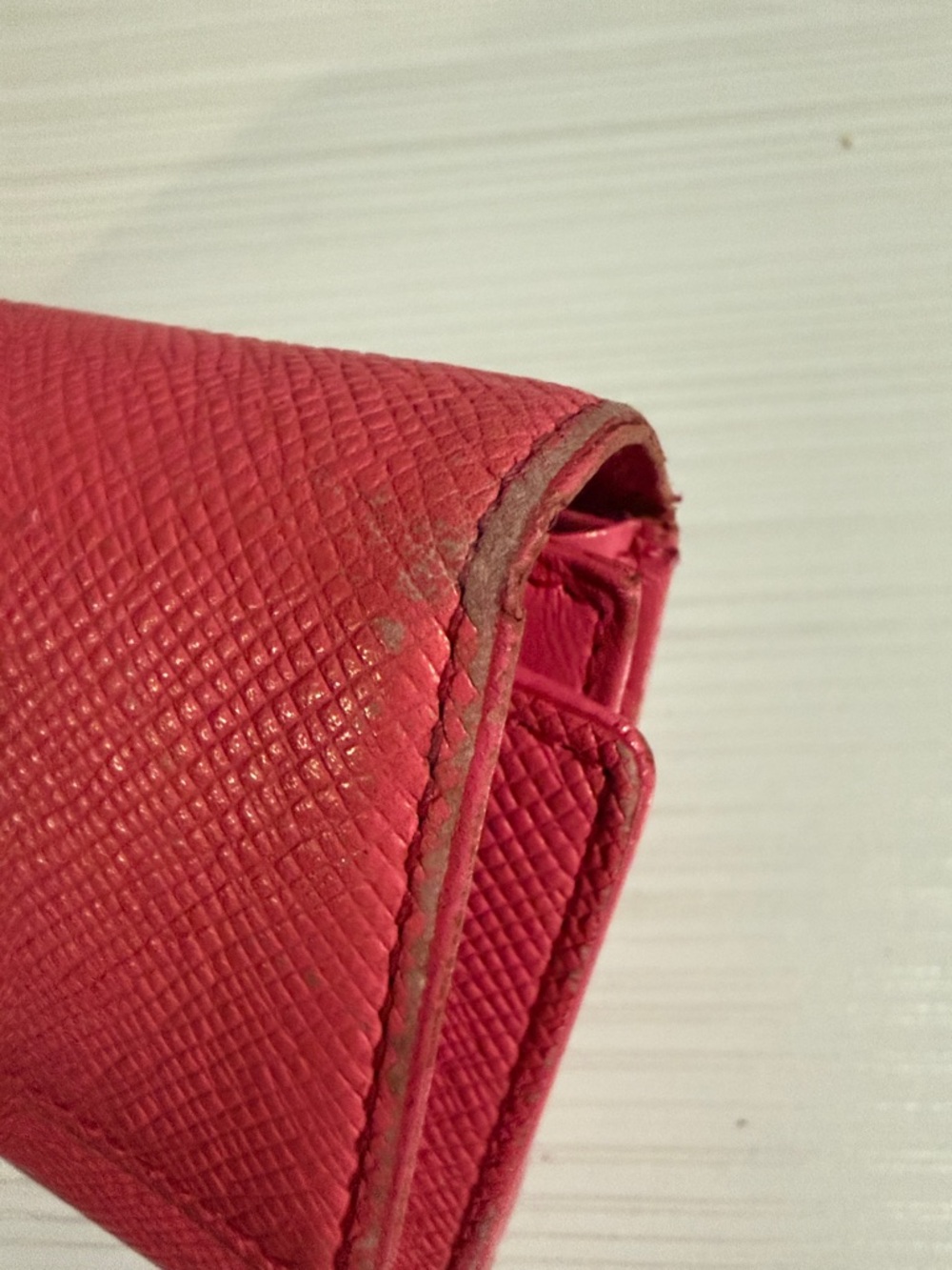 MCM pink wallet has rubbing on corners - Picture 3 of 9